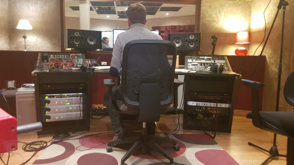 Manu Cabrol dans son studio